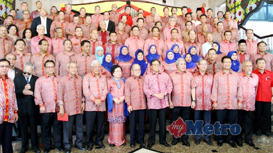 ABANG Johari bergambar bersama ahli majlis tertinggi PBB ketika Mesyuarat Majlis Tertinggi Parti Tertinggi PBB Sarawak Januari lalu. FOTO arkib NSTP