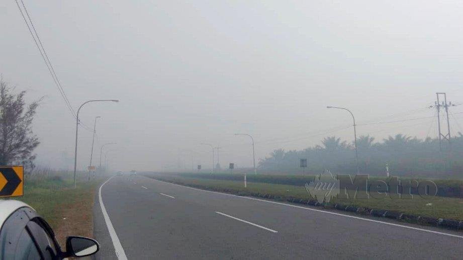 KEADAAN berjerebu di Kuala Baram akibat kebakaran belukar gambut di beberapa kawasan di Miri, 14 Ogos lalu. FOTO ihsan Farizan Jalal