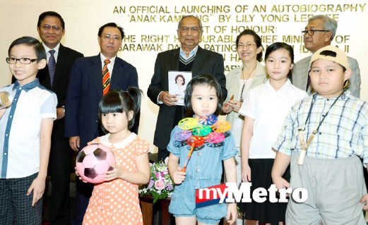 ADENAN merakam kenangan bersama penulis buku "Anak Kampong" Datuk Lily Yong (empat kanan) di Majlis Perasmian buku Anak Kampung. FOTO Nadim Bokhari
