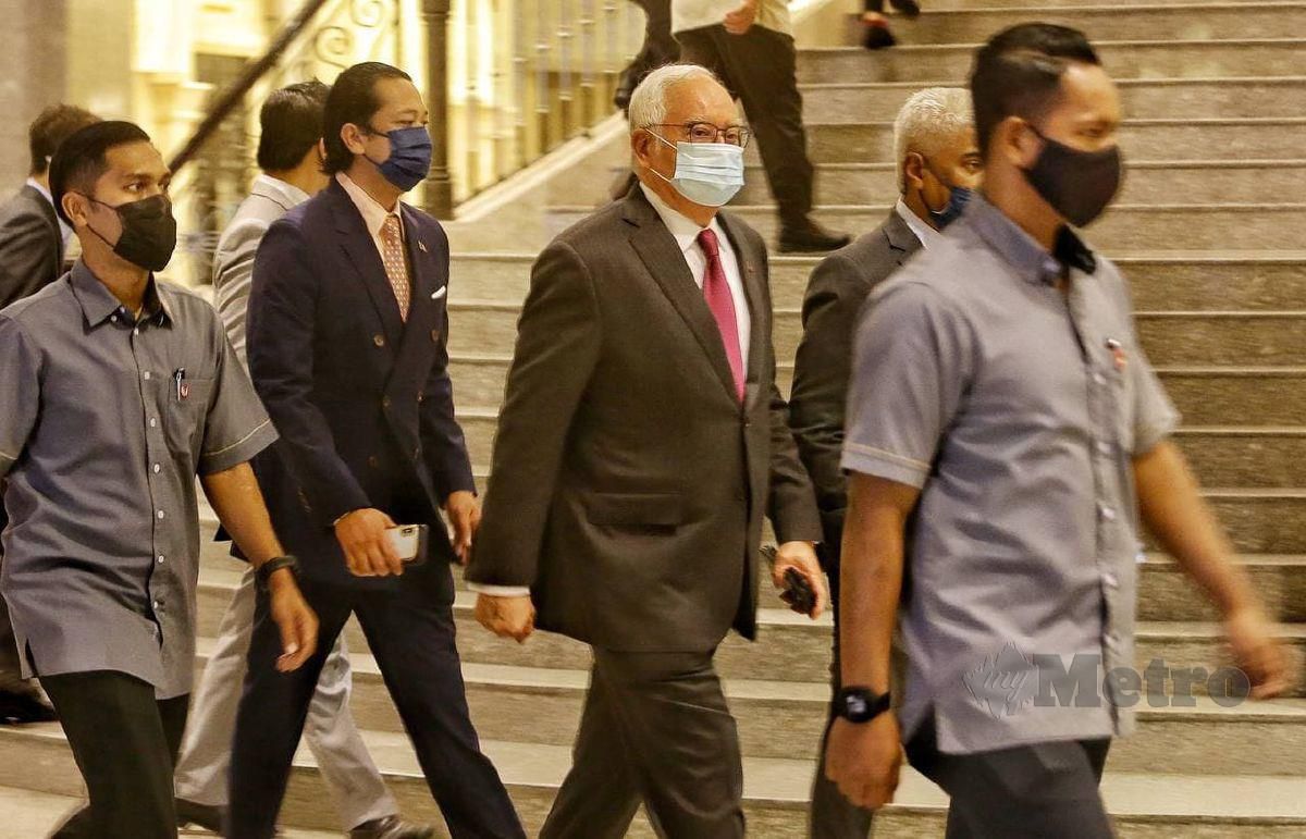 Najib tiba di perkarangan mahkamah bagi mendengar rayuan sabitan dan hukuman penjara terhadap beliau berhubung penyelewengan dana SRC International Sdn Bhd di Mahkamah Persekutuan, Putrajaya. FOTO Mohd Fadli Hamzah