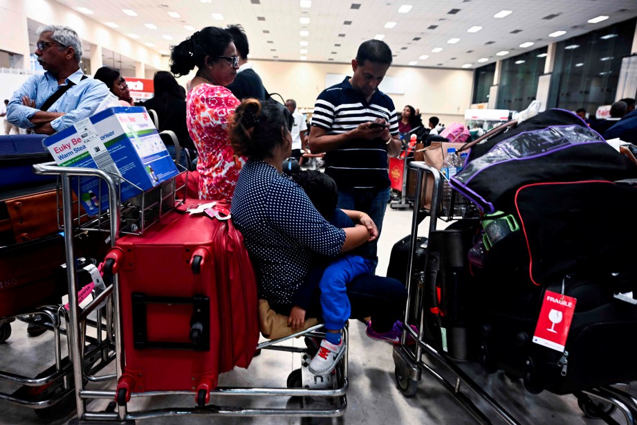 SEBAHAGIAN penumpang terpaksa menunggu di ruang ketibaan di Lapangan Terbang Bandaranaike, Katunayake.  FOTO AFP