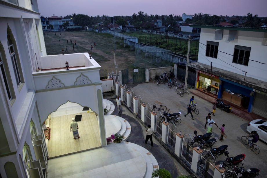 SRI Lanka menyekat beberapa rangkaian media sosial dan aplikasi mesej selepas serangan di masjid dan beberapa pemilik kedai beragama Islam. FOTO REUTERS