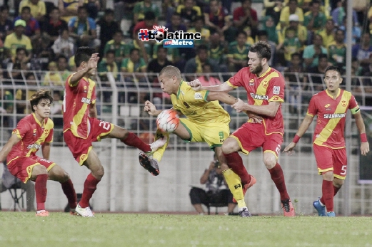 Pemain Kedah Carlos Eduardo (tengah) disaingi dua pemain Selangor pada perlawanan Liga Super 2016 di Stadium Majlis Perbandaran Selayang malam tadi. FOTO BERNAMA 