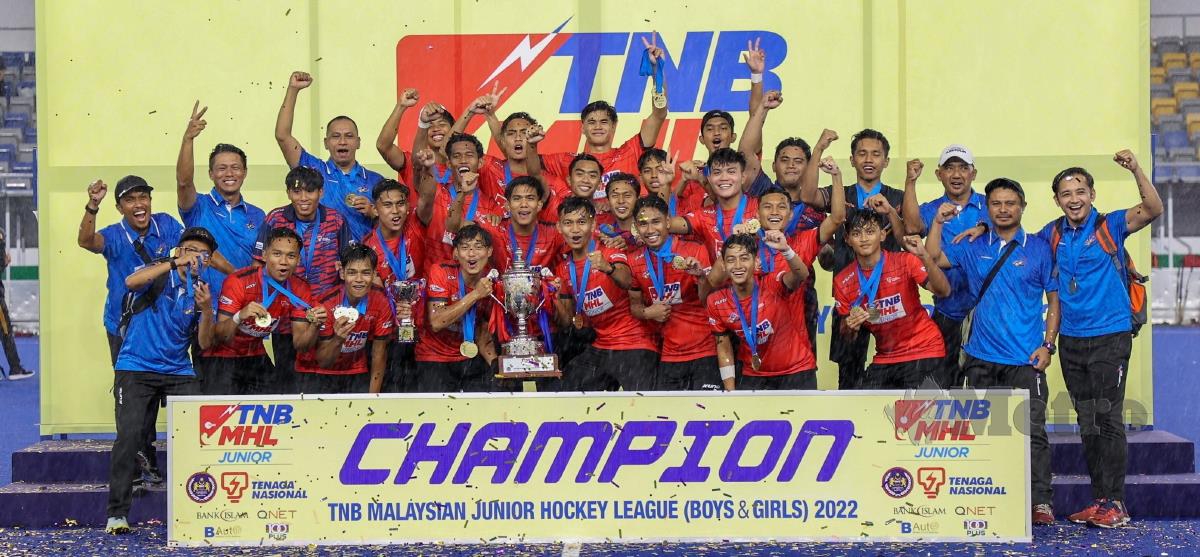 PASUKAN SSBJ Thunderbolts meraikan kemenangan selepas dinobatkan juara di Stadium Hoki Nasional, Bukit Jalil.  FOTO Aswadi Alias