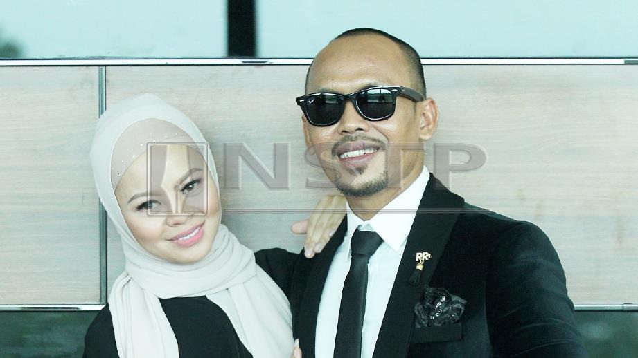 Siti Sarah bersama suaminya, Shuib akan tunai umrah bulan depan. FOTO KHAIRUL AZHAR AHMAD 