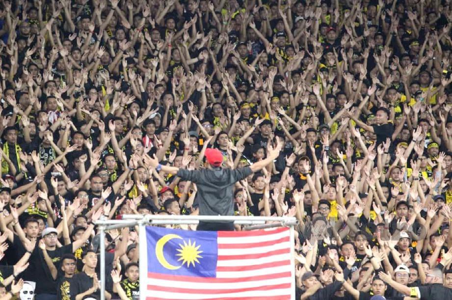 PENYOKONG memberi semangat kepada pasukan Malaysia pada perlawanan kelayakan Piala Dunia Qatar 2022 dan Piala Asia diantara Malaysia menentang Indonesia di Stadium Nasional Bukit Jalil, Kuala Lumpur. FOTO Eizairi Shamsudin