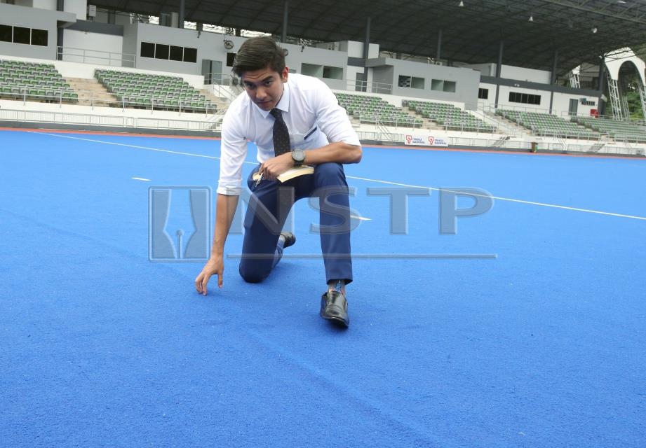 MENTERI Belia dan Sukan Syed Saddiq Abdul Rahman melakukan pemeriksaan di Stadium Hoki Nasional Bukit Jalil yang akan menjalani kerja-kerja baik pulih bermula 11 Februari depan. FOTO Mohd Yusni Ariffin