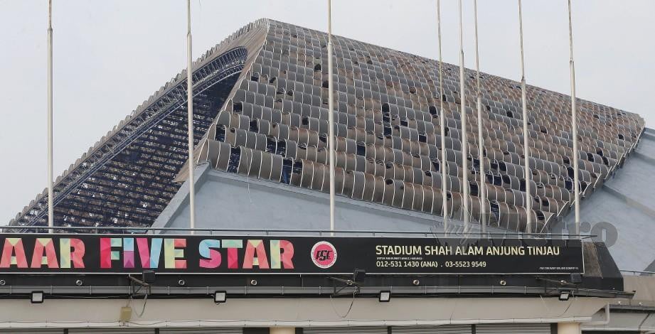 KEADAAN bumbung Stadium Shah Alam yang kelihatan bocor. FOTO Owee Ah Chun