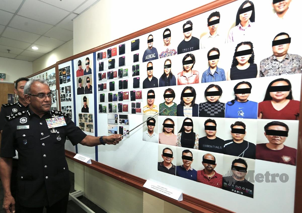 Ramli Mohamed Yoosuf menunjukan gambar-gambar tangkapan terhadap sindiket penipuan ketika mengadakan sidang media mengenai Statistik Semasa Jenayah Komersil di Jabatan Siasatan Jenayah Komersil, Menara KPJ. FOTO AMIRUDIN SAHIB.
