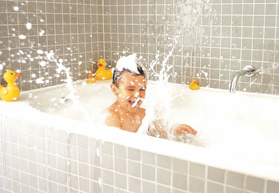 SEBAIK-BAIKNYA mandikan si kecil dengan air suam untuk mencegah penurunan suhu teras badan.
