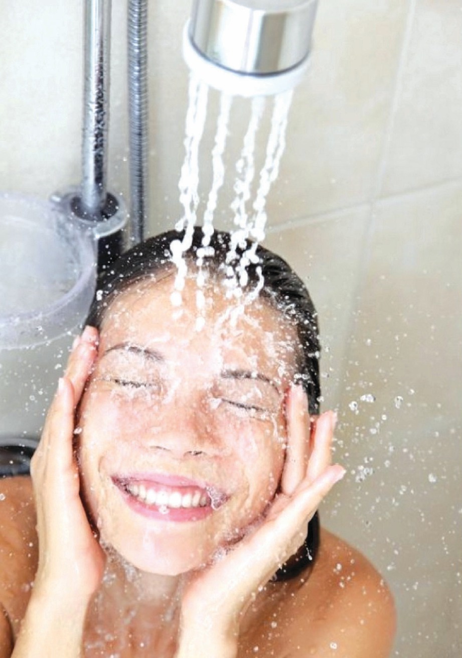 PAKAR sarankan mandian air suam untuk kekalkan kesihatan kulit.