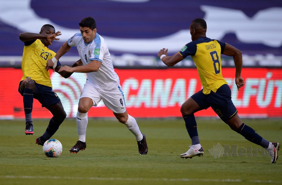Luis Suarez (tengah) meledak dua gol ketika menentang Ecuador. FOTO Agensi