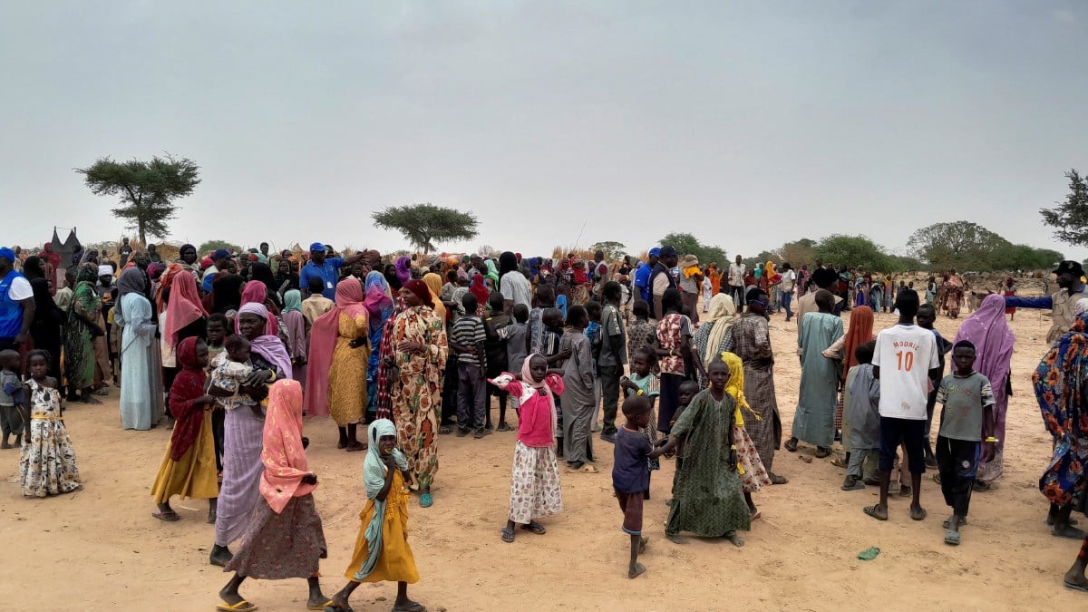 PENDUDUK Sudan di kem pelarian berdekatan Sudan dan Chad. FOTO Reuters