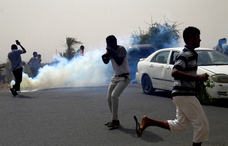 POLIS turut melepaskan gas pemedih mata terhadap penunjuk perasaan yang menghampiri istana presiden. FOTO  REUTERS