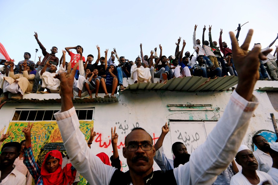 RAKYAT Sudan membanjiri jalan raya di Khartoum semalam bagi meraikan perjanjian perkongsian kuasa. FOTO  REUTERS