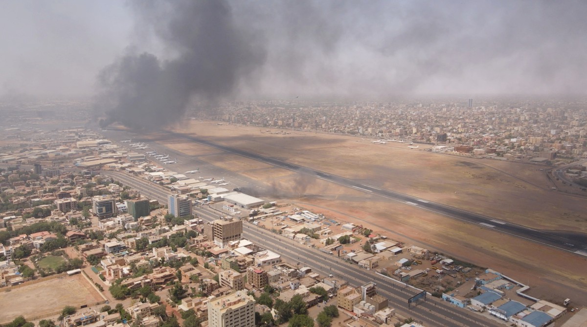 KEPULAN asap tercetus selepas pertembungan tentera SAF dengan RAF. FOTO Instagram @lostshmi via Reuters 