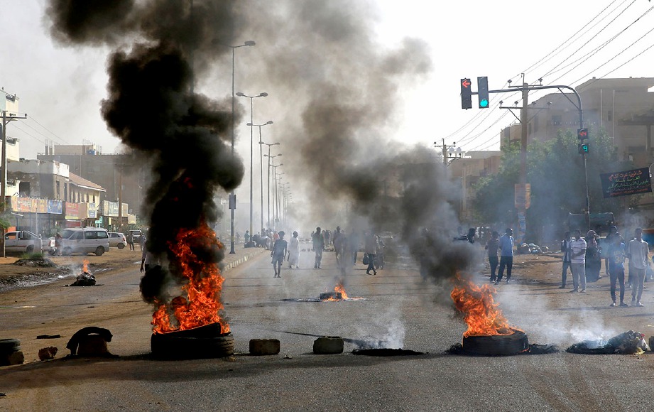 PENUNJUK perasaan membakar tayar di Khartoum, Sudan. FOTO Reuters