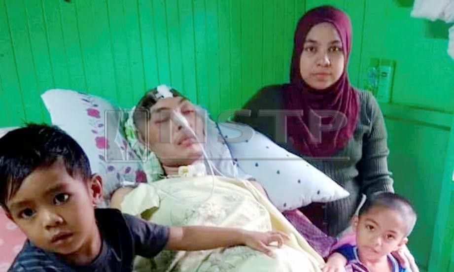 SUHANA Abdullah, 29, bersama suami, Mohd Zaid Mat Yusof, 33 yang terlantar sakit, dan anak-anaknya. FOTO Ihsan Pembaca