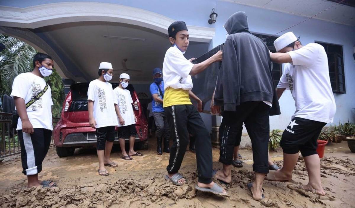 SUKARELAWAN Kita Keluarga Malaysia membantu mangsa banjir di Kemaman, Terengganu baru-baru ini. FOTO Ihsan Sukarelawan Keluarga Malaysia