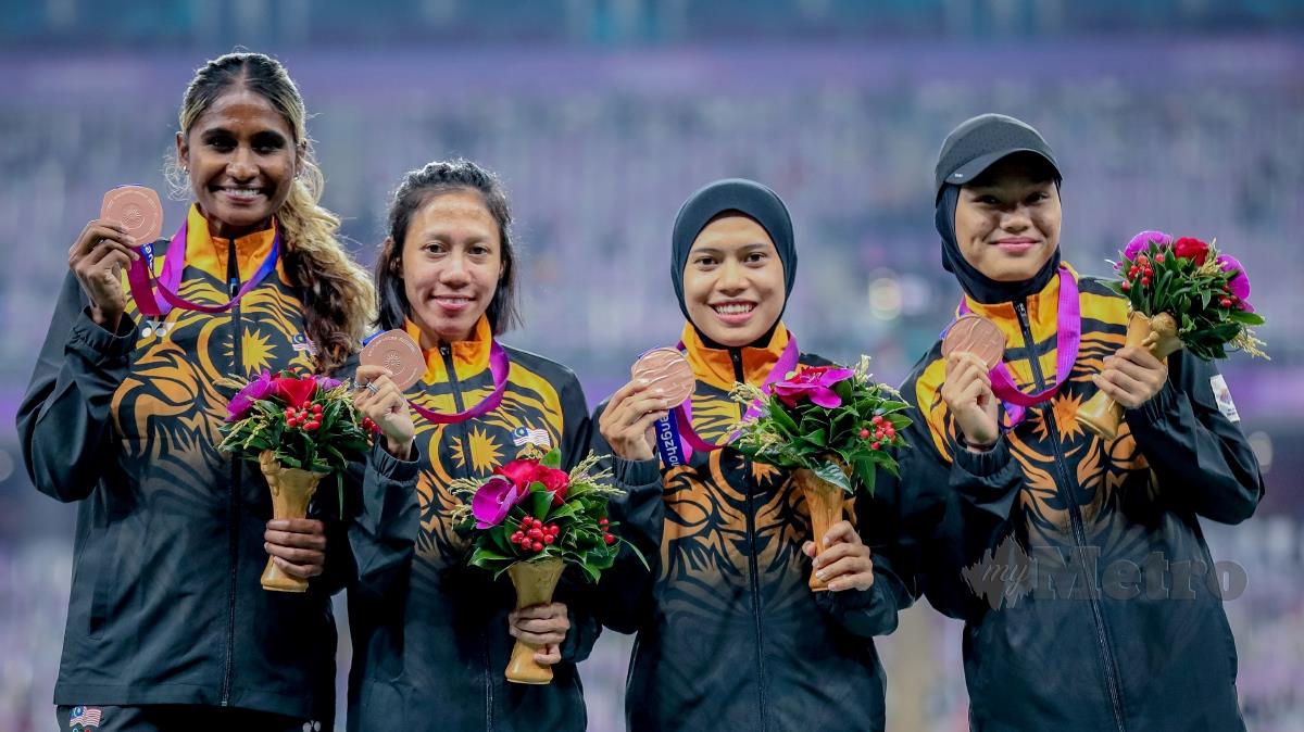 KUARTET 4x100m negara (dari kiri) Shereen, Zaidatul Husniah, Azreen Nabila dan Nur Afrina Batrisya bersama pingat gangsa dimenangi mereka. FOTO ASYRAF HAMZAH