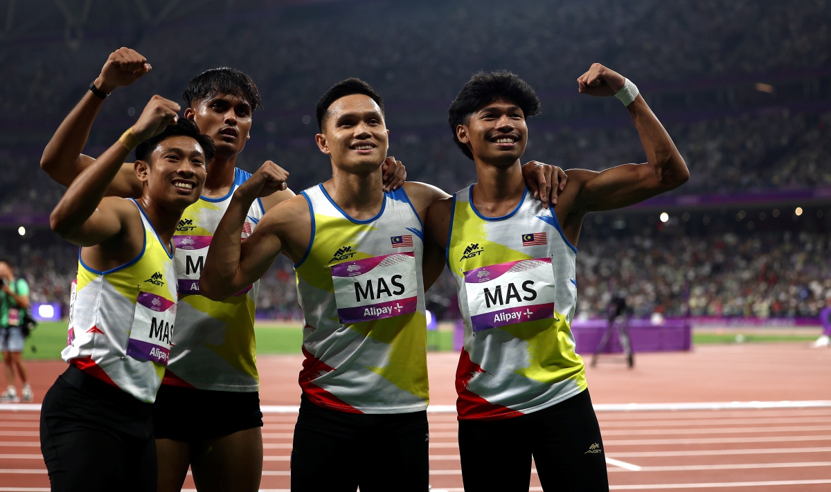 (DARI kiri) Khairul Hafiz, Arsyad, Jonathan  dan Azeem selepas tamat acara 4x100m akhir  di Stadium Olimpik Hangzhou.