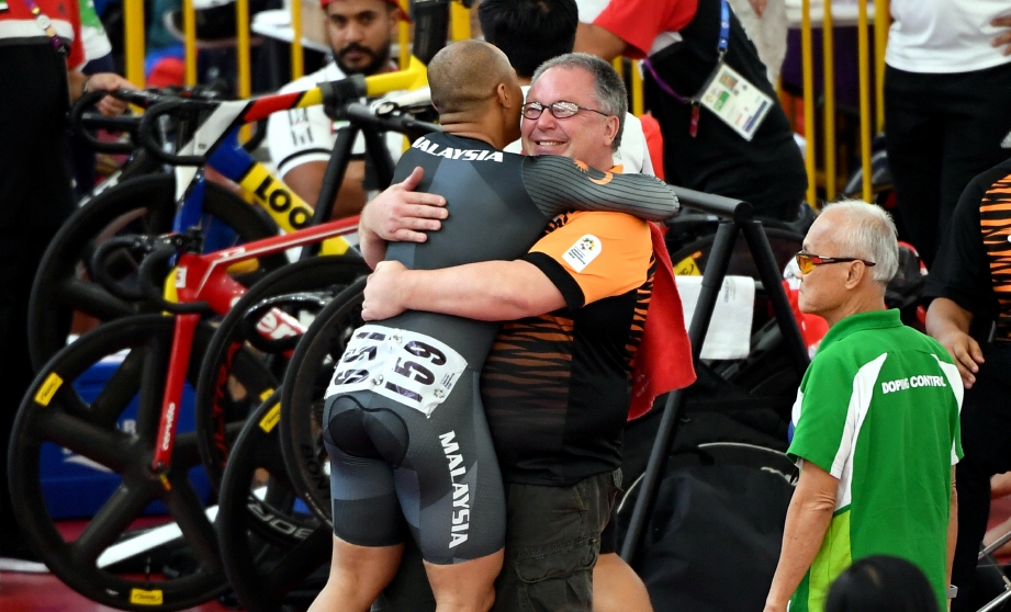 REAKSI Atlet Berbasikal Trek Negara, Mohd Azizulhasni Awang memeluk jurulatihnya, John Beasley selepas memenangi pingat emas di Velodrome Antarabangsa. FOTO Bernama