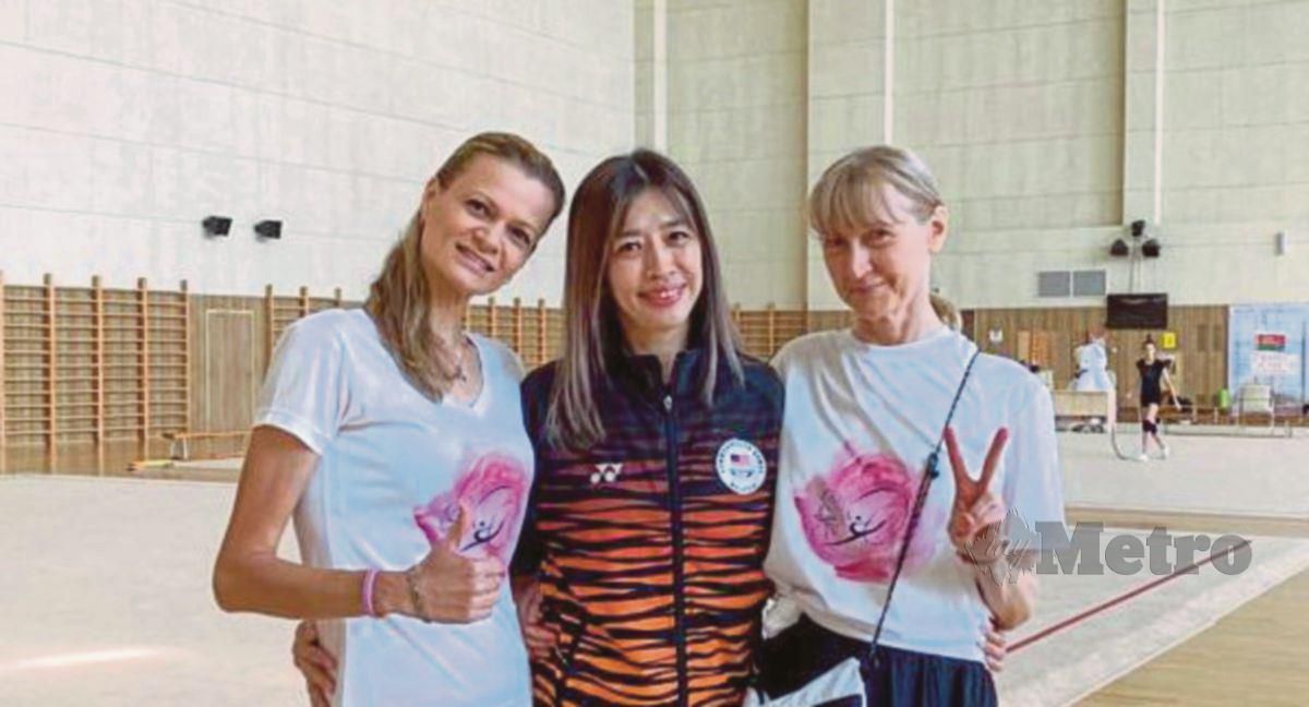 PENGURUS pasukan gimrama negara, Corine Beh Yeat Chen (tengah) bersama dua jurulatih dari Rusia, Yulia Ivanova (kiri) dan Udia Legotina. FOTO ASWADI ALIAS