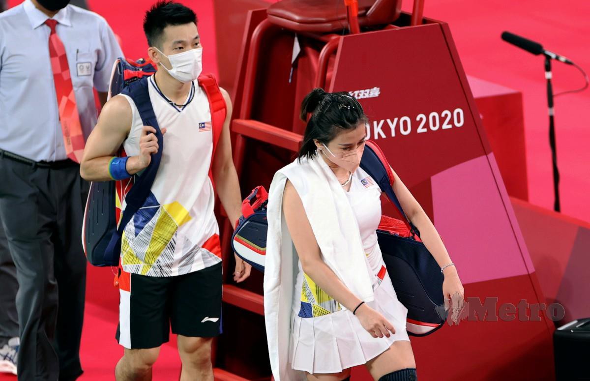PENG Soon-Liu Ying berjalan dengan penuh kekecewaan selepas tumpas buat kali kedua di Olimpik Tokyo. FOTO Bernama