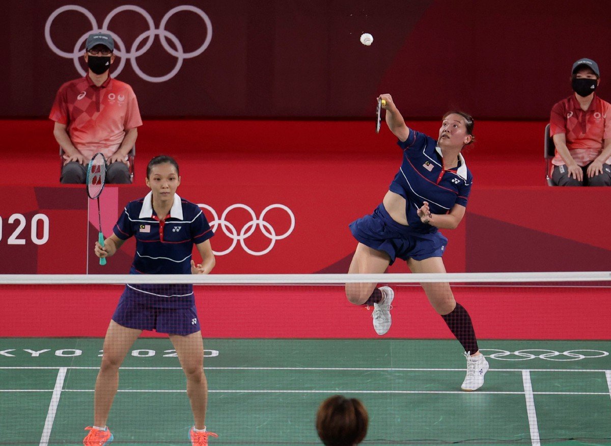 Aksi pemain badminton beregu wanita negara Chow  Mei Kuan dan Lee Meng Yean (kanan) pada perlawanan peringkat kumpulan A pada Kejohanan Olimpik Tokyo 2020 di Mushashino Sports Plaza hari ini. FOTO Bernama