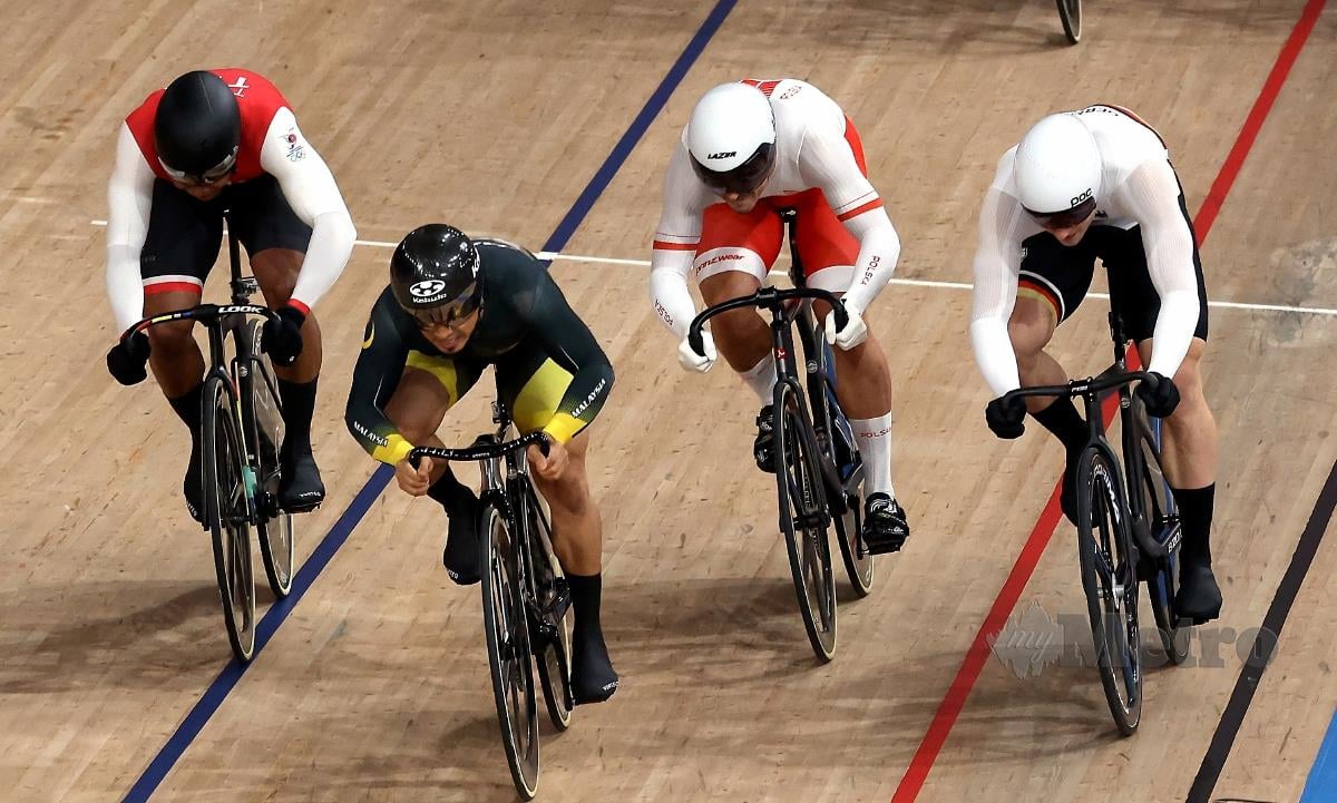 JAGUH lumba basikal trek negara, Datuk Azizulhasni Awang (dua dari kiri) menang saringan ketiga acara keirin, hari ini dan akan berentap di suku akhir Tokyo 2020, pagi esok. FOTO Bernama