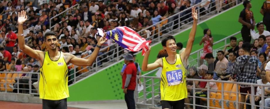 GAYA  Hup Wei  dan Nauraj selepas tamat acara lompat tinggi di Sukan Sea Filipina.  