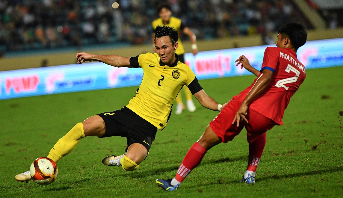 QUENTIN Cheng tangkas memintas bola ketika menentang  Laos. FOTO Bernama