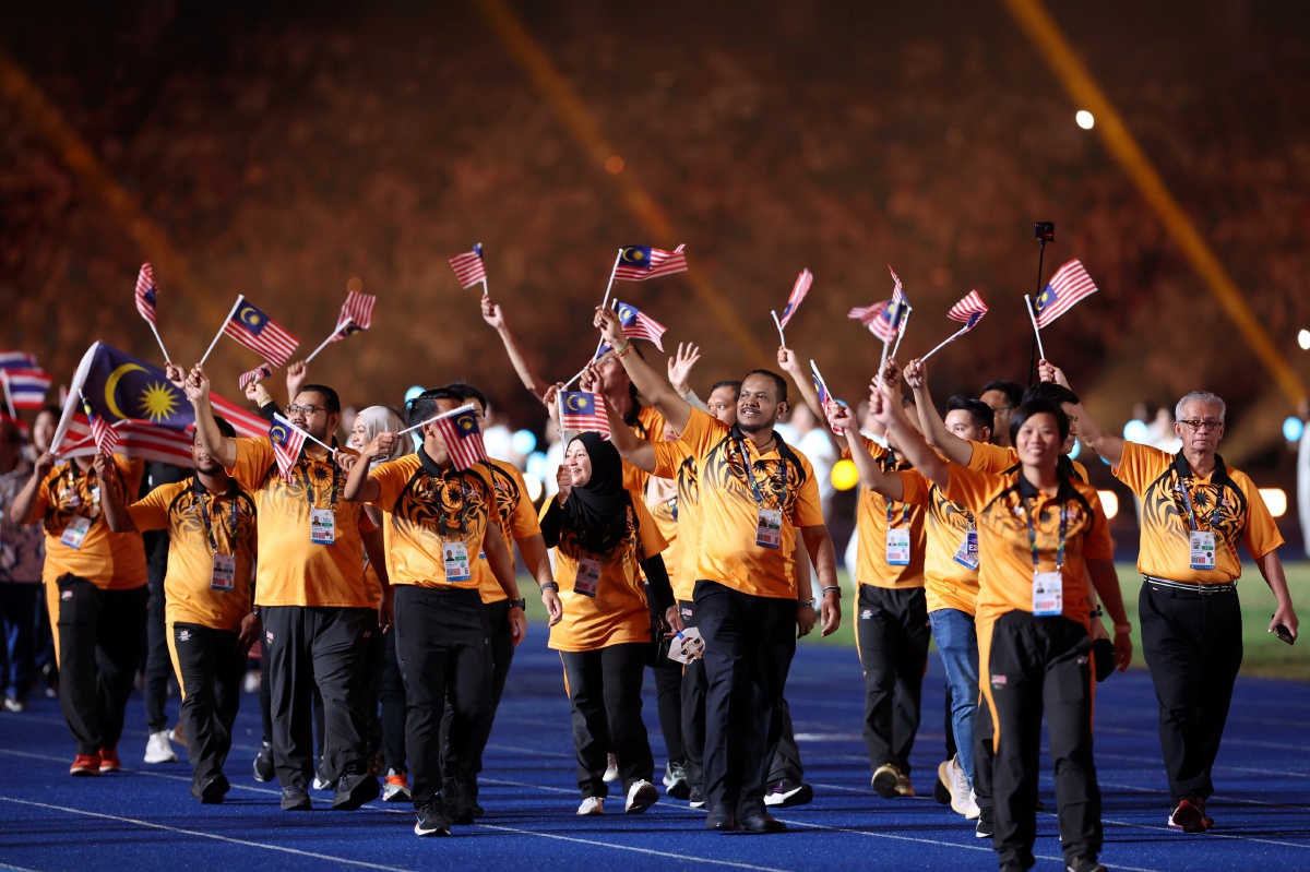 KONTINJEN Malaysia berarak masuk pada acara penutup Sukan Sea 2023 Kemboja di Stadium Nasional Morodok Techo. FOTO BERNAMA