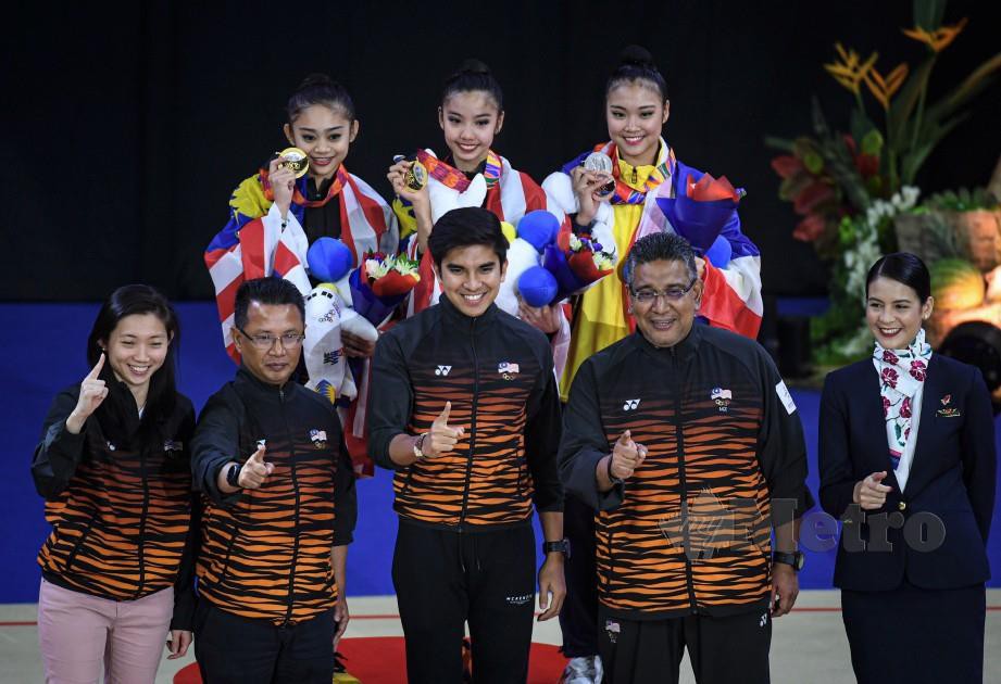 SYED Saddiq (depan, tengah) bersama Koi Sie Yan (belakang, tengah) dan Izzah Amzan (belakang, kiri) ketika memenangi pingat Emas dalam acara Gimrama Kategori Riben Wanita Akhir pada Sukan SEA Manila 2019 di Kompleks Sukan Rizal Memorial.