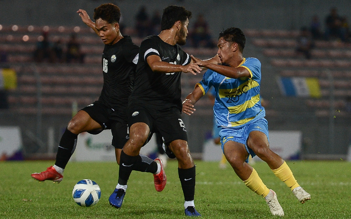 PEMAIN  Pulau Pinang, Muhammad Zul Hisyam Zamari (kanan) diasak dua pemain Terengganu. FOTO Bernama