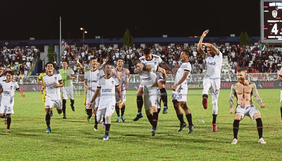 PEMAIN TFC meraikan kemenangan ke atas  Felda United FC dalam aksi suku akhir kedua saingan Piala Malaysia di Stadium Sultan Ismail Nasiruddin Shah. FOTO Imran Makhzan