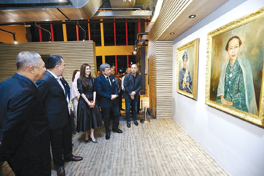 SULTAN Sharafuddin melihat koleksi lukisan miliknya dalam Pameran ‘Terrains of The Heart’ di Galeri Prima.
