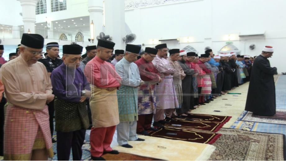 Al-Sultan Abdullah (empat kiri) menunaikan solat hajat pada Majlis Doa Selamat dan Kesyukuran Sempena Istiadat Pemasyhuran Sultan Pahang keenam di Masjid Sultan Ahmad Shah, Pekan. FOTO Muhd Asyraf Sawal.