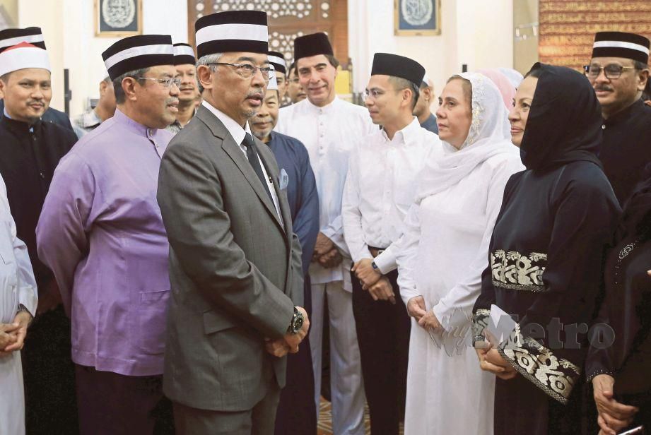 AL-SULTAN Abdullah menziarah balu penyanyi Datuk Dhalan Zainuddin, Datin Effa Rizan (kanan) selepas menunaikan solat jenazah di Masjid Saidina Abu Bakar As Siddiq, Bangsar.
