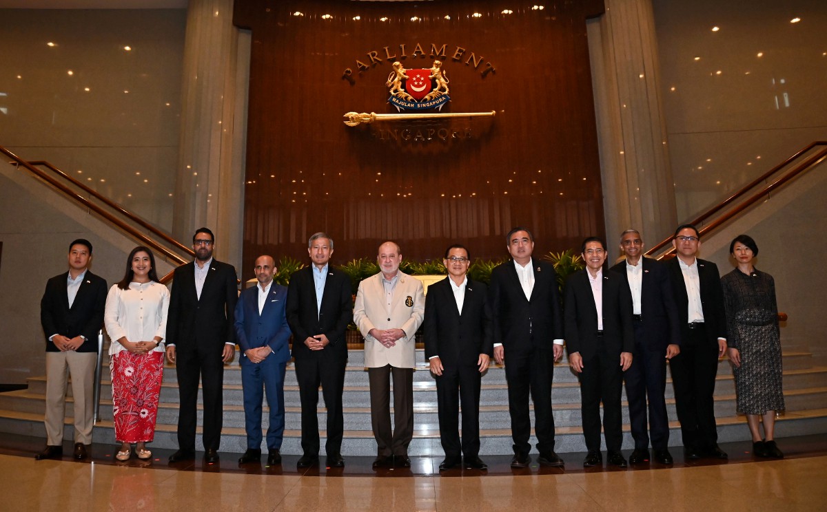 SULTAN Ibrahim (enam, kiri) hari ini berkenan melawat Parlimen Singapura bersempena dengan lawatan negara selama dua hari ke republik berkenaan. FOTO Bernama 