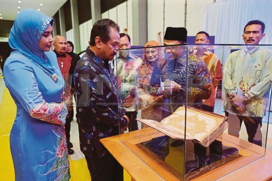 SULTAN Mizan Zainal Abidin (dua kiri) dan Sultanah Nur Zahirah (kiri) berkenan menyaksikan al-Quran Emas Warisan Kesultanan Terengganu sempena Majlis Konvokesyen UMT ke-16 di Kuala Nerus, malam tadi. 