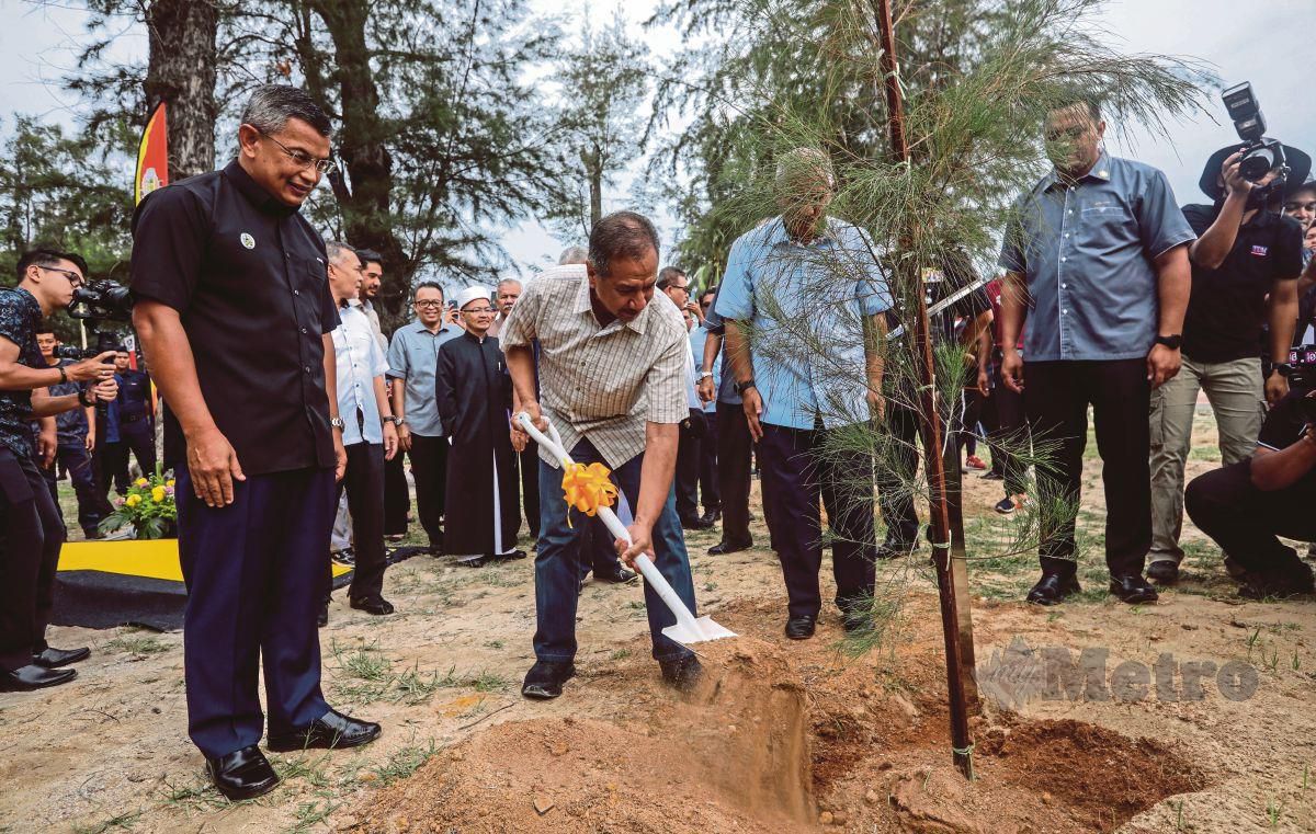 Sultan Terengganu Sultan Mizan Zainal Abidin berkenaan menyempurnakan penanaman 3,000 pokok di sepanjang Pantai Batu Buruk ke Pantai Pandak di sini, hari ini. FOTO GHAZALI KORI