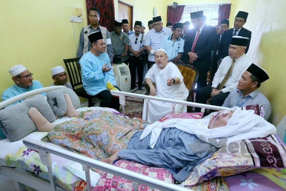 Sultan Muhammad V mencemar duli menziarahi keluarga Kamareeah di Kampung Tasek, Jalan PCB di Kota Bharu hari ini. Foto Zaman Huri Isa 