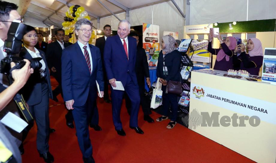 SULTAN Perak, Sultan Nazrin Muizzuddin Shah (kanan) berkenan melawat gerai pameran selepas  perasmian PIEX 2019 di Stadium Indera Mulia, Ipoh. FOTO MUHAIZAN YAHYA