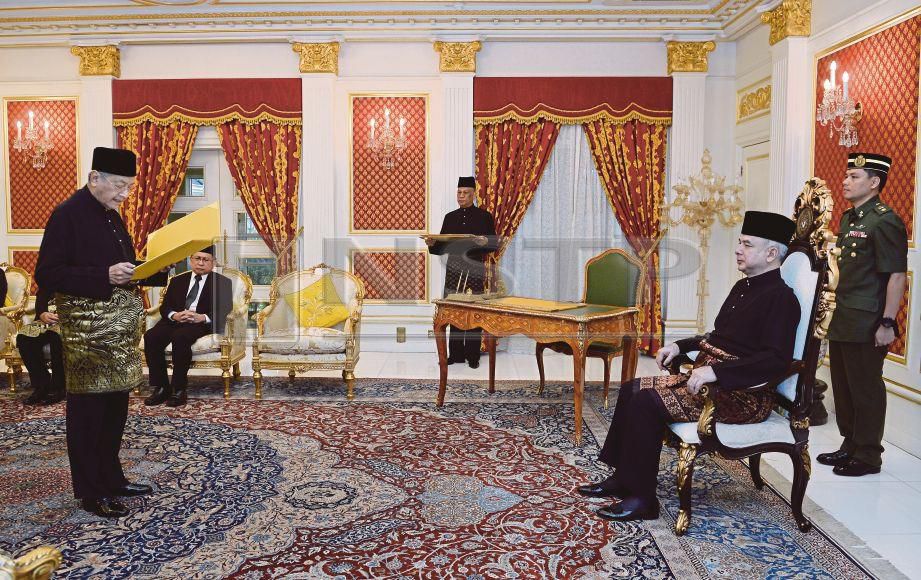 SULTAN Nazrin Shah mendengar watikah perisytiharan menjalankan tanggungjawab sebagai Yang di-Pertuan Agong, yang dibacakan Dr Mahathir (kiri) pada satu istiadat di Istana Hinggap Perak, Kuala Lumpur, hari ini. Foto BERNAMA