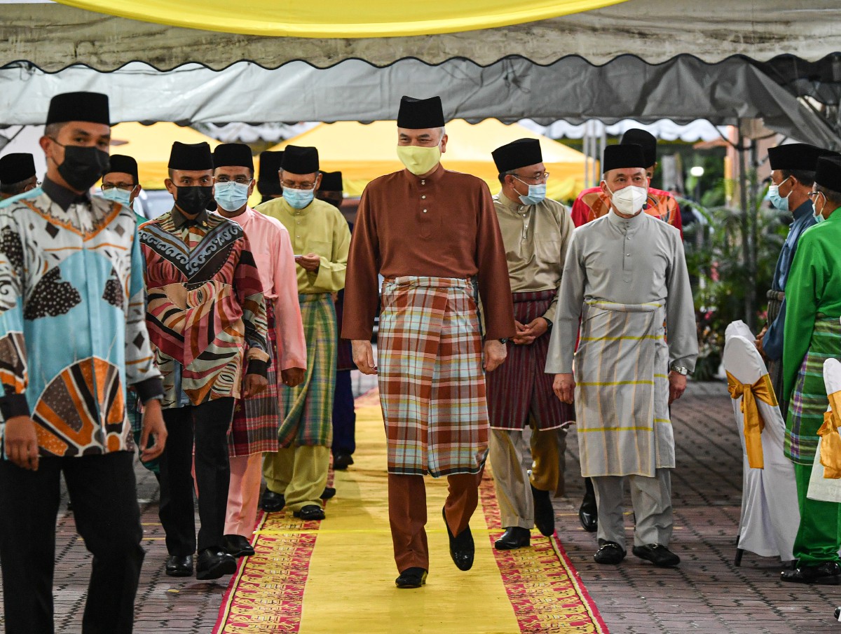 SULTAN Perak berkenan berangkat tiba pada Majlis Sambutan Nuzul Al-Quran Peringkat Negeri Perak. FOTO Bernama 