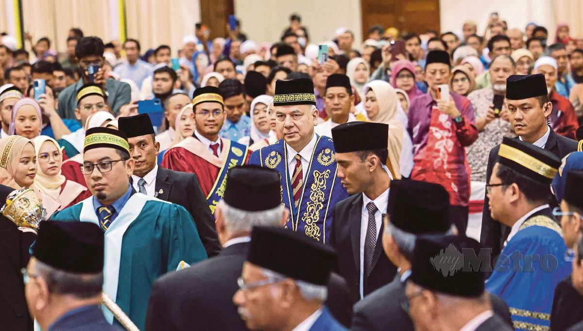 Sultan Perak Sultan Nazrin Shah berkenan berangkat tiba ke Istiadat Konvokesyen Universiti Sultan Azlan Shah (USAS) ke-16 di Dewan Jubli Perak di sini hari ini. FOTO BERNAMA