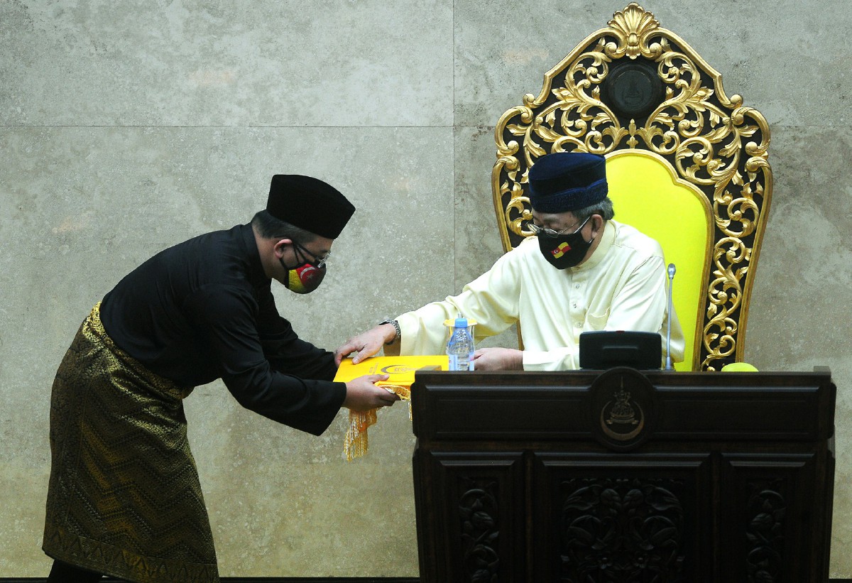 SULTAN Sharafuddin (kanan) berkenan menerima titah ucapan daripada Menteri Besar Selangor Datuk Seri Amirudin Shari. FOTO Bernama 