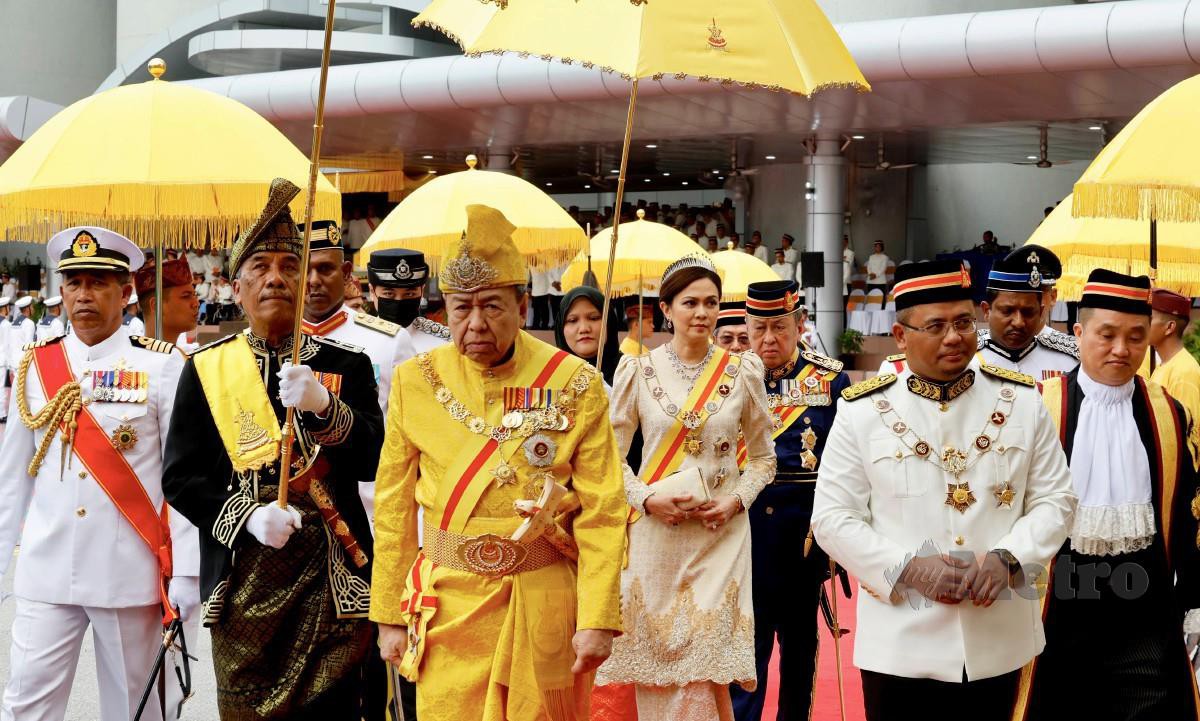 SULTAN Sharafuddin Idris Shah dan Tengku Permaisuri Norashikin berkenan berangkat sempena Istiadat Pembukaan Mesyuarat Pertama Persidangan Penggal Keenam DUN Selangor Yang Keempat Belas di Bangunan Dewan Negeri Selangor, hari ini. 