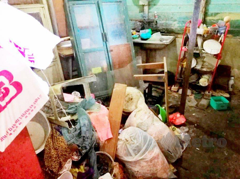 Rumah Sampah In English / Bakar sampah, rumah pusaka musnah | Kes